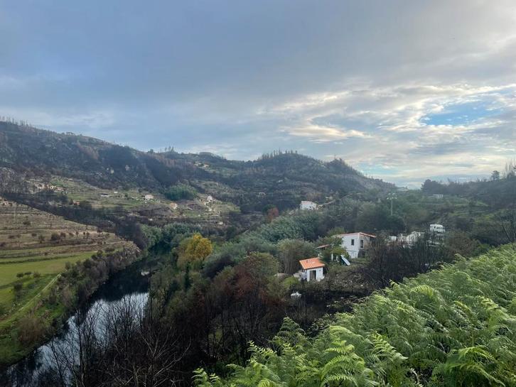 Quinta met 2 huisjes en privé rivierstrand in Avô, Huizen en Kamers, Buitenland, Portugal, Woonhuis, Landelijk, Verkoop zonder makelaar