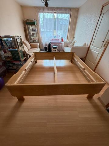 Gratis dubbele queen bed met lattenbodem en matras 