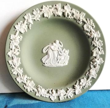Wedgwood schaaltje groen met witte motieven beschikbaar voor biedingen