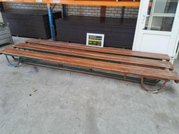 vintage gymbankje 360 cm lang, verrijdbaar, stapelbaar. beschikbaar voor biedingen