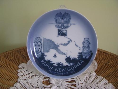 Papua New Guinea * bijzonder bord * Royal Copenhagen *, Antiek en Kunst, Antiek | Wandborden en Tegels, Ophalen of Verzenden