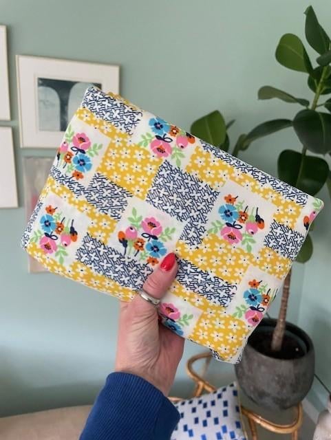 Stof trevira jaren 70 retro vintage bloemetjes, Hobby en Vrije tijd, Stoffen en Lappen, Overige materialen, 120 cm of meer, Geel