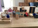 Houten poppenhuis meubeltjes met 5 poppetjes, Ophalen of Verzenden, Gebruikt, Poppenhuis