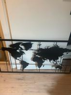 Wereldkaart schilderij - zwart metaal 120x60cm, Huis en Inrichting, Woonaccessoires | Wanddecoraties, Ophalen, Zo goed als nieuw