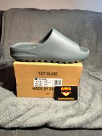 Yeezy Slide Slate Grey - Maat 44 - Nieuw in doos!, Kleding | Heren, Schoenen, Ophalen of Verzenden, Nieuw, Overige kleuren, Slippers