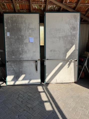 Dubbele deur met panieksluiting beschikbaar voor biedingen