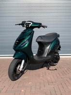 Piaggio zip 2takt 2016 70cc geel kenteken, Fietsen en Brommers, Scooters | Piaggio, Ophalen, Tweetakt, Maximaal 45 km/u, Zo goed als nieuw