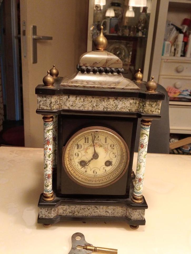 Antieke pendule met emaille zuilen, Antiek en Kunst, Antiek | Klokken, Ophalen of Verzenden