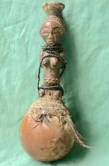Kalebas met Luba figuur Afrika fetish D R Congo beschikbaar voor biedingen