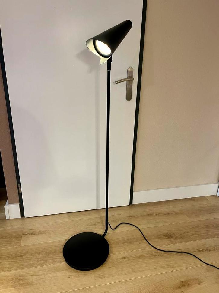 IKEA staanlamp zwart – moderne verstelbare vloerlamp, Huis en Inrichting, Lampen | Vloerlampen, Zo goed als nieuw, Ophalen