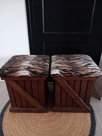 2 stuks stevige zitjes massief hardhout beschikbaar voor biedingen