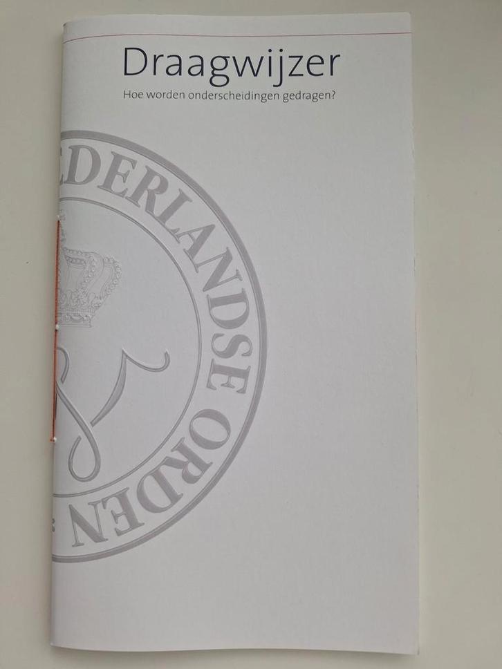 Draagwijzer koninklijke onderscheidingen, Verzamelen, Koninklijk Huis en Royalty, Tijdschrift of Boek, Ophalen of Verzenden