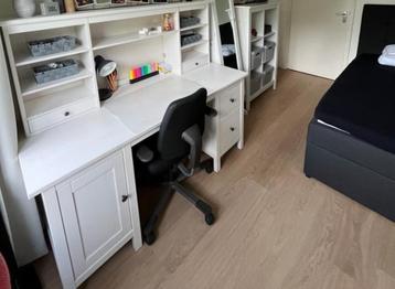 Hemnes bureau IKEA met opzetstuk en bureaustoel beschikbaar voor biedingen