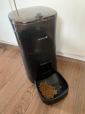 Voerautomaat voor kat of hond beschikbaar voor biedingen
