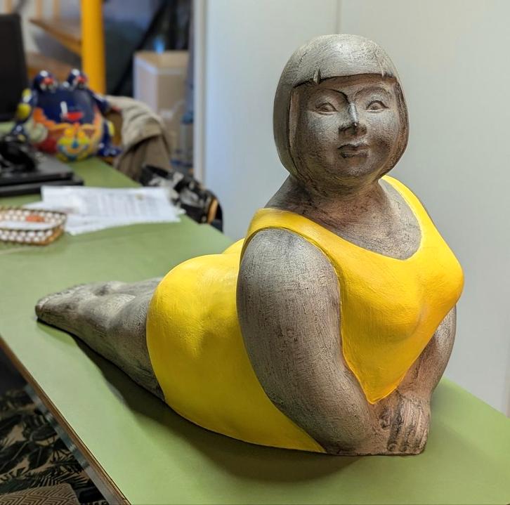 Dikke Dame in badpak, Antiek en Kunst, Kunst | Beelden en Houtsnijwerken, Ophalen of Verzenden