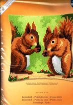 Cado vervaco borduurpakket  kussen smullende eekhoorns, Hobby en Vrije tijd, Borduren en Borduurmachines, Ophalen of Verzenden