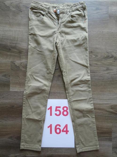 Legergroene lange broek in maat 158-164, Kinderen en Baby's, Kinderkleding | Maat 158, Zo goed als nieuw, Meisje, Broek, Ophalen of Verzenden