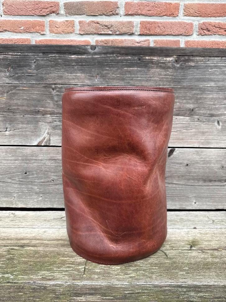 Lederen Bloemenvaas met Binnenvaas, Huis en Inrichting, Woonaccessoires | Vazen, Gebruikt, Minder dan 50 cm, Overige materialen