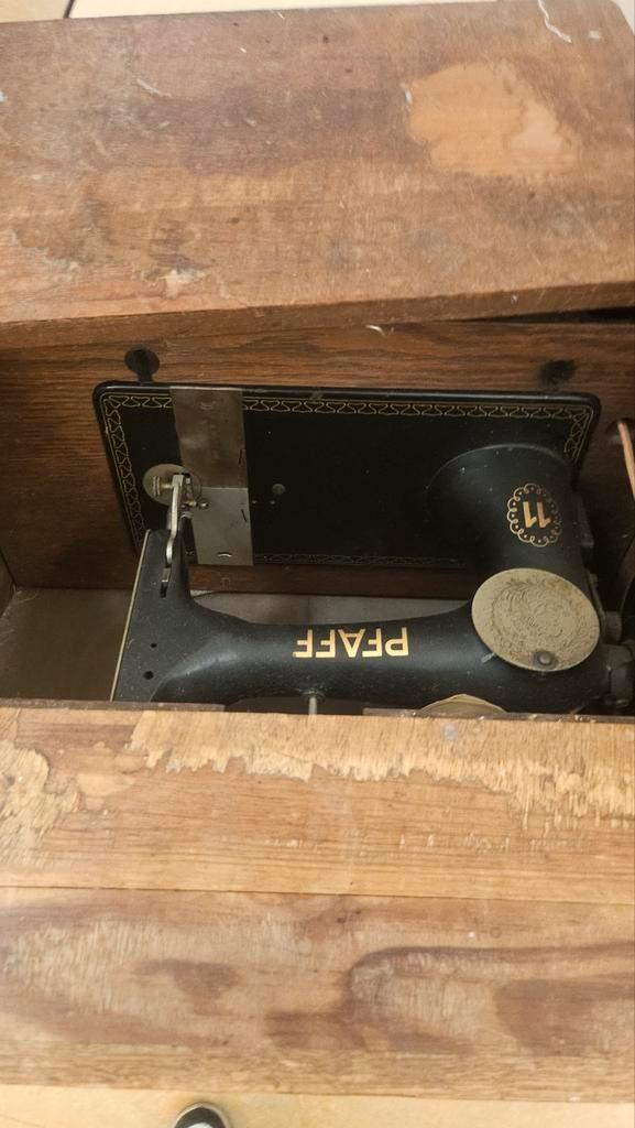 Antieke Pfaff Naaimachine met Gietijzeren Tafel, Antiek en Kunst, Antiek | Naaimachines, Ophalen