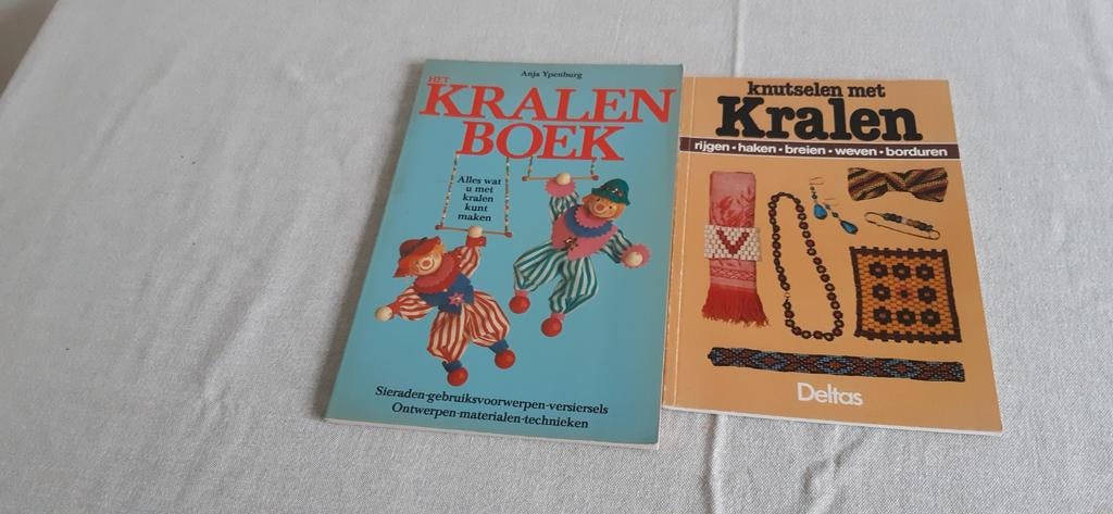 2 boeken over het werken met kralen, Boeken, Ophalen of Verzenden, Gelezen, Breien en Haken