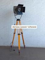 Zwarte grote oude vintage spot -  stoer oud houten statief, Industrieel vintage stoer robuust loft oud spot  statief, Gebruikt