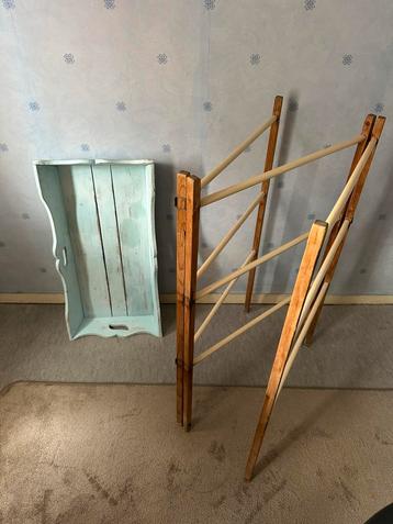 Houten droogrek en houten wasmand/ bord beschikbaar voor biedingen