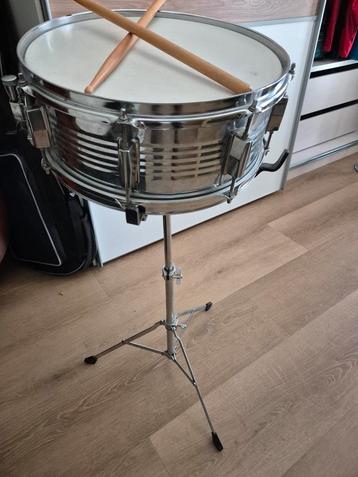 Snare Drum met Standaard en Drumsticks beschikbaar voor biedingen