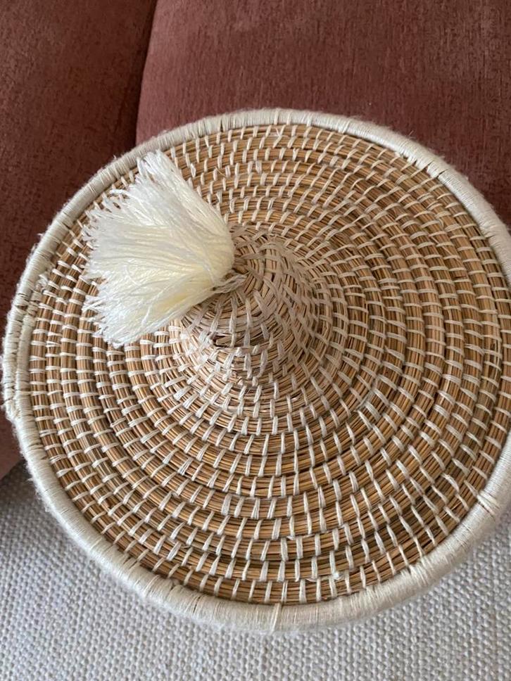 Mooie grote mand Noa may living, Huis en Inrichting, Woonaccessoires | Schalen en Manden, Zo goed als nieuw, Mand, Rond, Riet