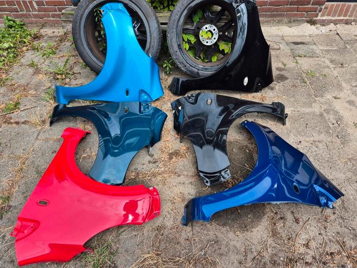 CITROËN C1 PEUGEOT 107 SPATBORD ROOD ZWART, Auto-onderdelen, Carrosserie en Plaatwerk, Spatbord, Citroën, Peugeot, Links, Rechts