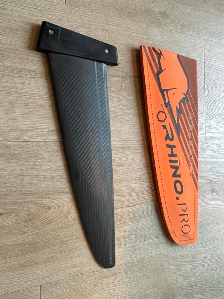 Select Rhino Pro carbon Windsurf Vin 41cm - Topconditie!, Watersport en Boten, Windsurfen, Zo goed als nieuw, Overige typen, Met vin(nen)