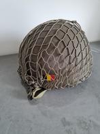 Belgische M51 helm met net en kinband, Ophalen of Verzenden, Landmacht, Overige gebieden, Helm of Baret