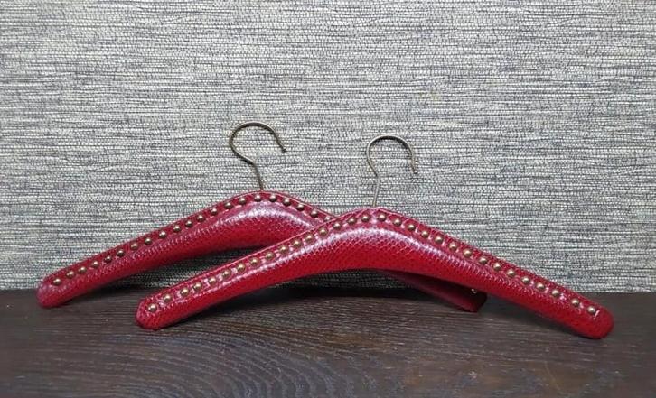 2 retro skai kleerhangers met spijkertjes, Verzamelen, Retro, Huis en Inrichting, Ophalen of Verzenden