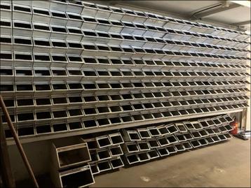 Industriele vintage stapelbak, magazijnbak staal beschikbaar voor biedingen