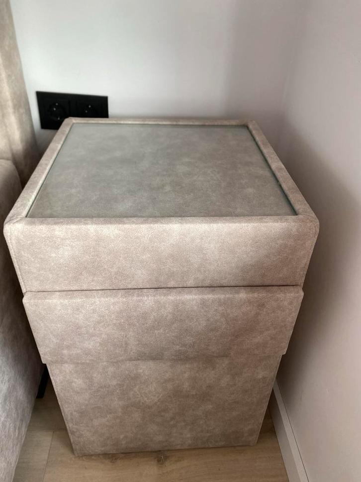 Beige nachtkastje met glasplaat, Huis en Inrichting, Slaapkamer | Nachtkastjes, Nieuw, Minder dan 55 cm, Minder dan 45 cm, Glas