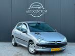Peugeot 206 1.4 5D AUTOMAAT Grijs | Jaar Apk | Airco, Auto's, Bedrijf, 1100 kg, Zilver of Grijs, 955 kg