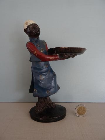 Beeldje aap met dienblad beschikbaar voor biedingen