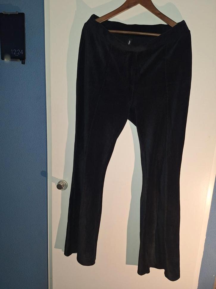 Zwarte rib flared broek - Maat XL, Kleding | Dames, Broeken en Pantalons, Zo goed als nieuw, Maat 46/48 (XL) of groter, Zwart