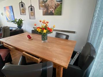 Mooie teakhoutel eettafel beschikbaar voor biedingen