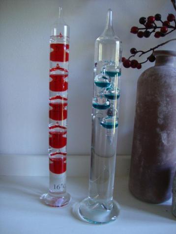 Galileo thermometers. 2stuks. Rood  40cm, blauw 39cm. beschikbaar voor biedingen