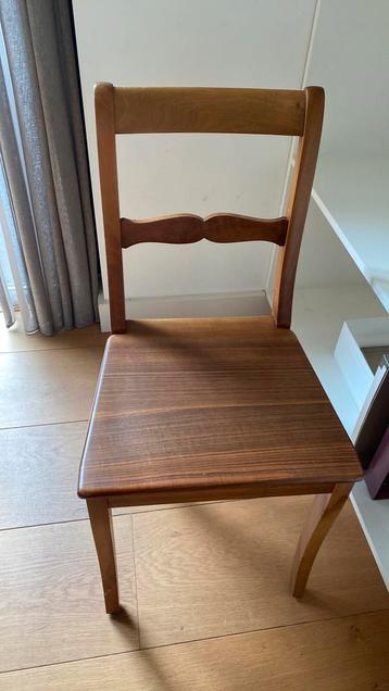 Vier stevige, hard massief houten stoelen. beschikbaar voor biedingen