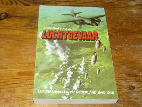 Luchtgevaar : Luchtaanvallen op Nederland (1940-1945, Wo2), Verzamelen, Luchtvaart en Vliegtuigspotten, Zo goed als nieuw, Boek of Tijdschrift
