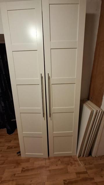 2 Ikea Pax kledingkasten met legplanken