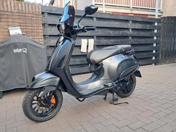 vespa sprint 50cc akrapovic  beschikbaar voor biedingen