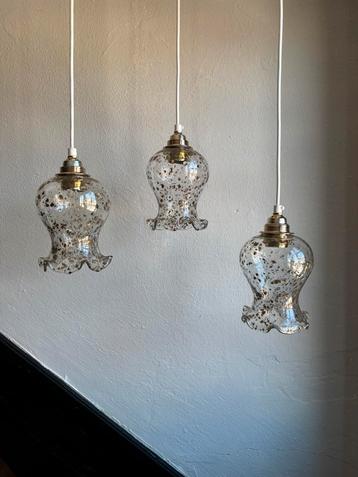 Vintage set 3 sierlijke gouden hanglampjes spikkels sierrand beschikbaar voor biedingen