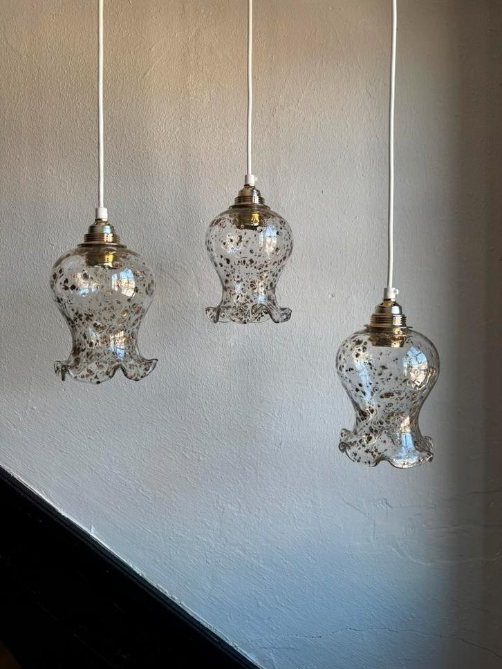 Vintage set 3 sierlijke gouden hanglampjes spikkels sierrand, Huis en Inrichting, Lampen | Hanglampen, Zo goed als nieuw, Glas