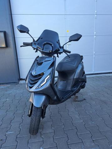Piaggio Zip 4T Scooter Argaat Grijs FULL LED 45km/u (BROM) beschikbaar voor biedingen