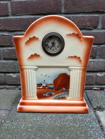 Oude porseleinen tafelklok beschikbaar voor biedingen