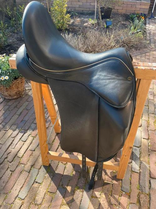 Empire omani Dressuur zadel zgan 17,5 inch, Dieren en Toebehoren, Paarden en Pony's | Zadels, Zo goed als nieuw, Dressuur, Ophalen of Verzenden