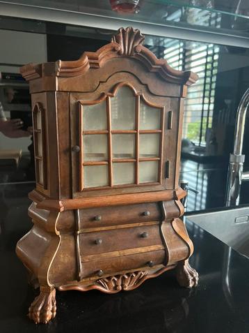 Miniatuur buikkastje handgemaakt (incl. Delfsblauw servies) beschikbaar voor biedingen