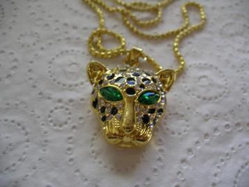 Een Goudkleurige ketting en Panterkop met Groene Strass Ogen beschikbaar voor biedingen